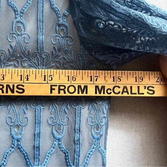 Lili Sidonio by Molly Bracken lace bell sleeves lace blouse Sz M 18” PTP - Picture 5 of 6